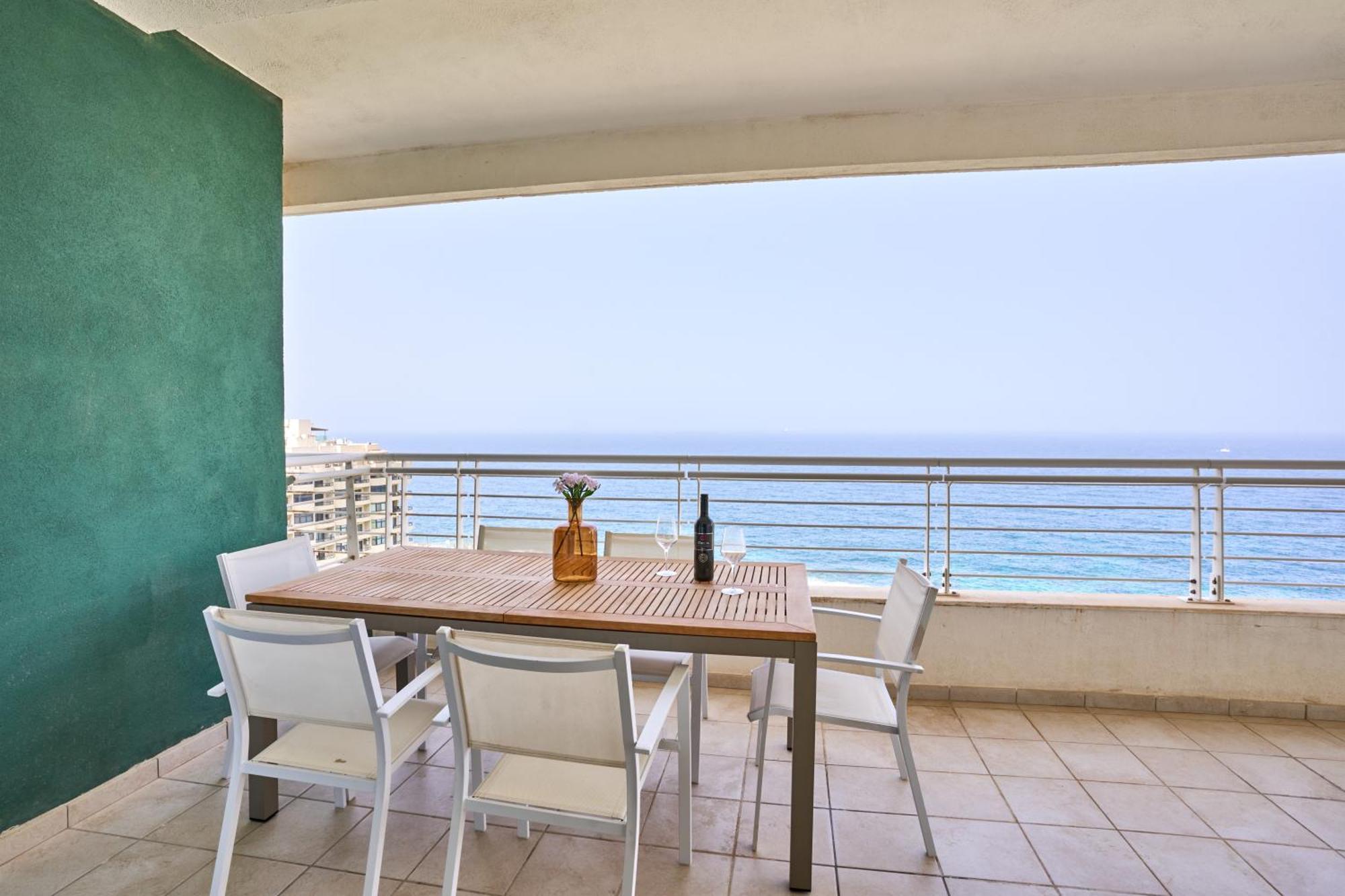 Stunning 3-Bedroom Seaview Retreat In Fort Cambridge Sliema Exterior foto